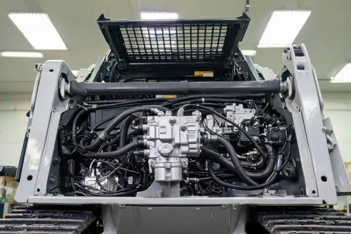 Hydraulic main pump bay on compact track loader